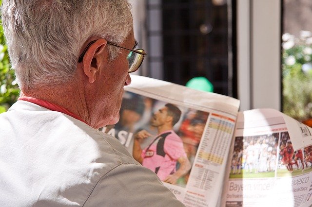Noviny, důchodce, čtení