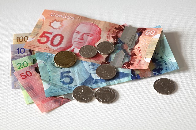 kanadská měna, barevné bankovky, mince