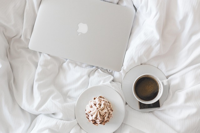 MacBook na posteli