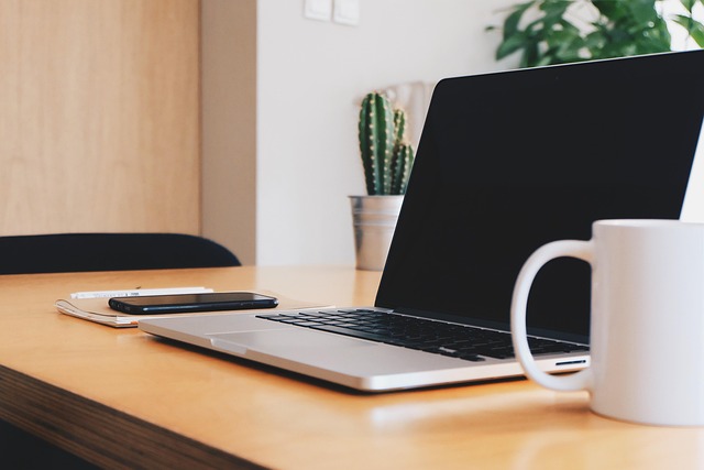 MacBook na stole